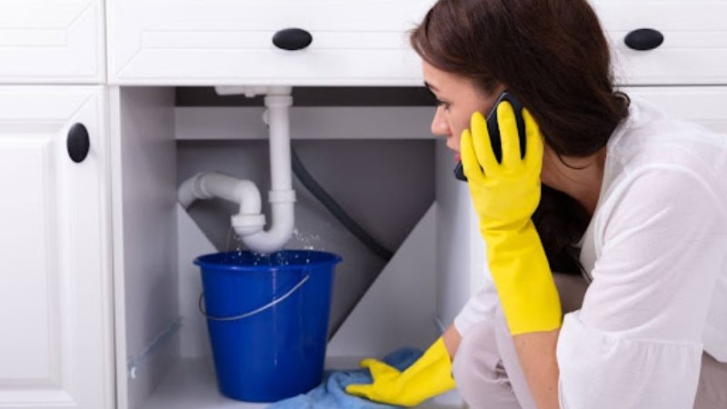 emergency-leak-calling-a-plumber-makes-the-difference (1)